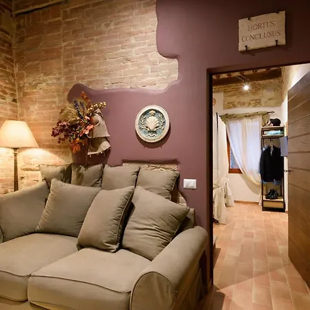 Hortus Conclusus + Free Parking Siena