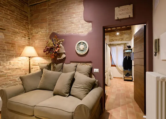 Hortus Conclusus + Free Parking Siena